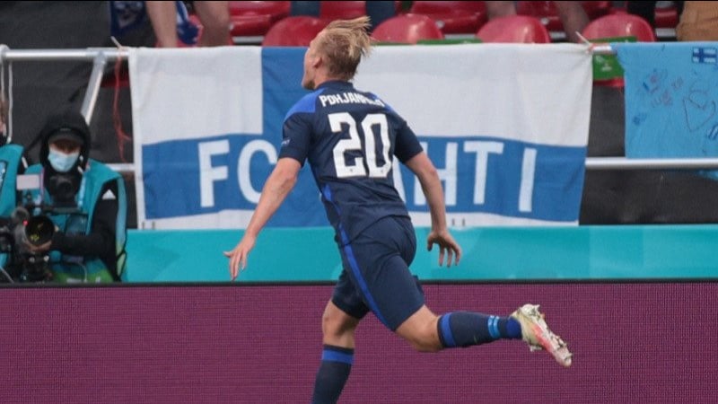 Penyerang tim nasional Finlandia Joel Pohjanpalo melakukan selebrasi sederhana seusai mencetak gol ke gawang Denmark .