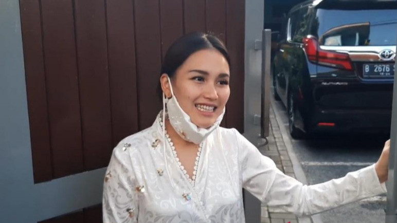 Pedangdut Ayu Rosmalina alias Ayu Ting Ting.