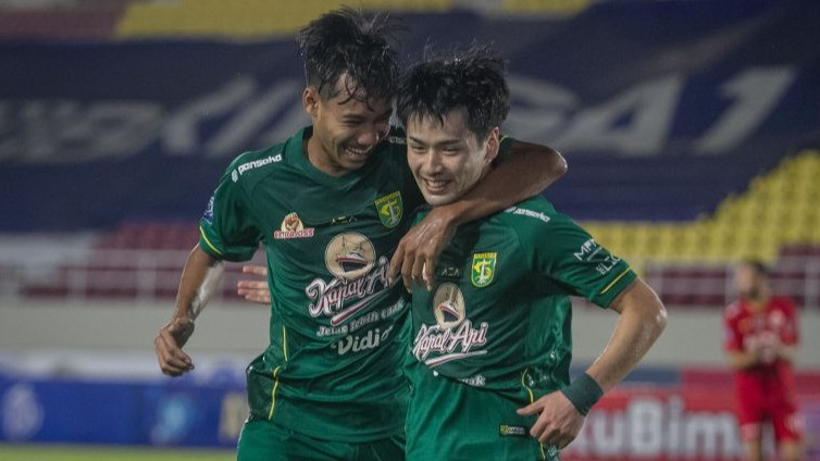 PesepakBola Persebaya Surabaya Teisei Marukawa (kanan) Selebrasi dengan Akbar Firmansyah (kiri)