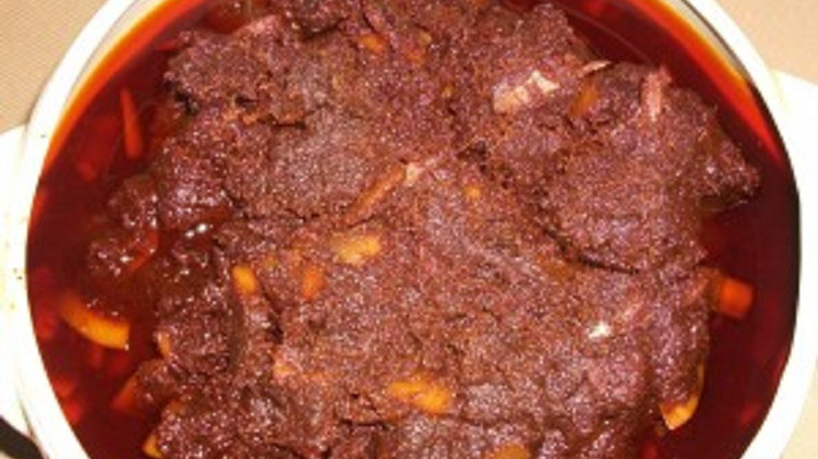 Rendang daging sapi.
