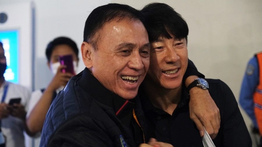 Ketua Umum PSSI, Iwan Bule (kiri) bersama pelatih Timnas Indonesia, Shin Tae-yong.