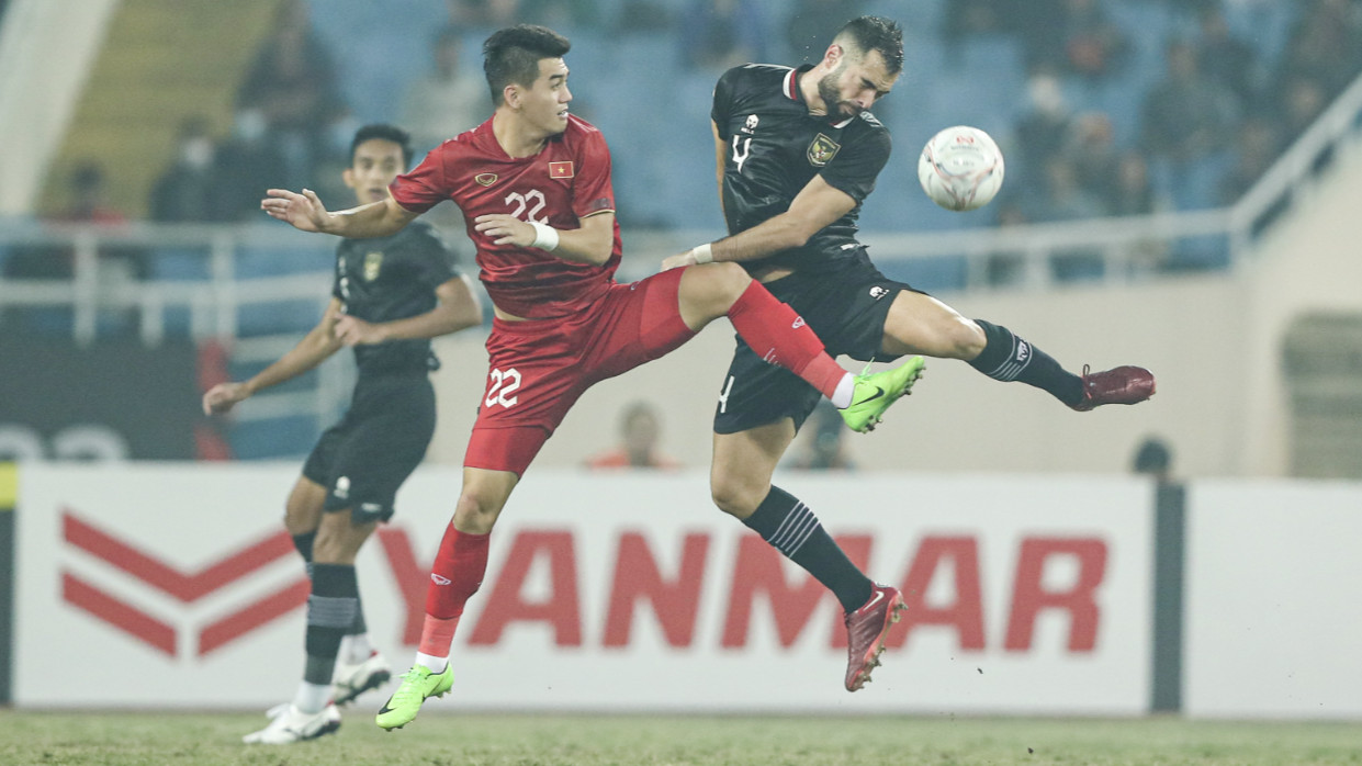 Jordi Amat duel dengan Nguyen Tien Linh di Piala AFF 2022.