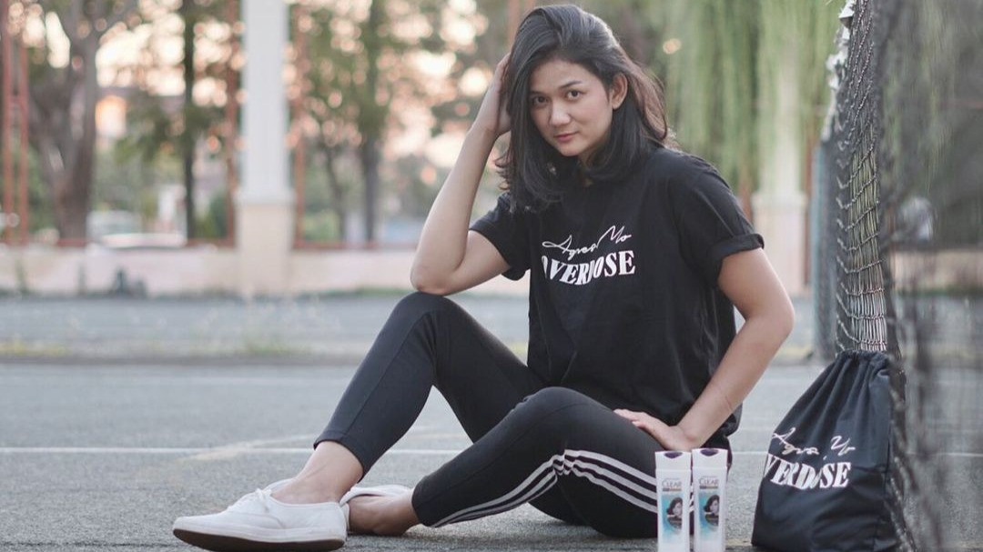 7 gaya necis Maya Kurnia Indri, atlet voli cantik yang tergila-gila dengan Persebaya.