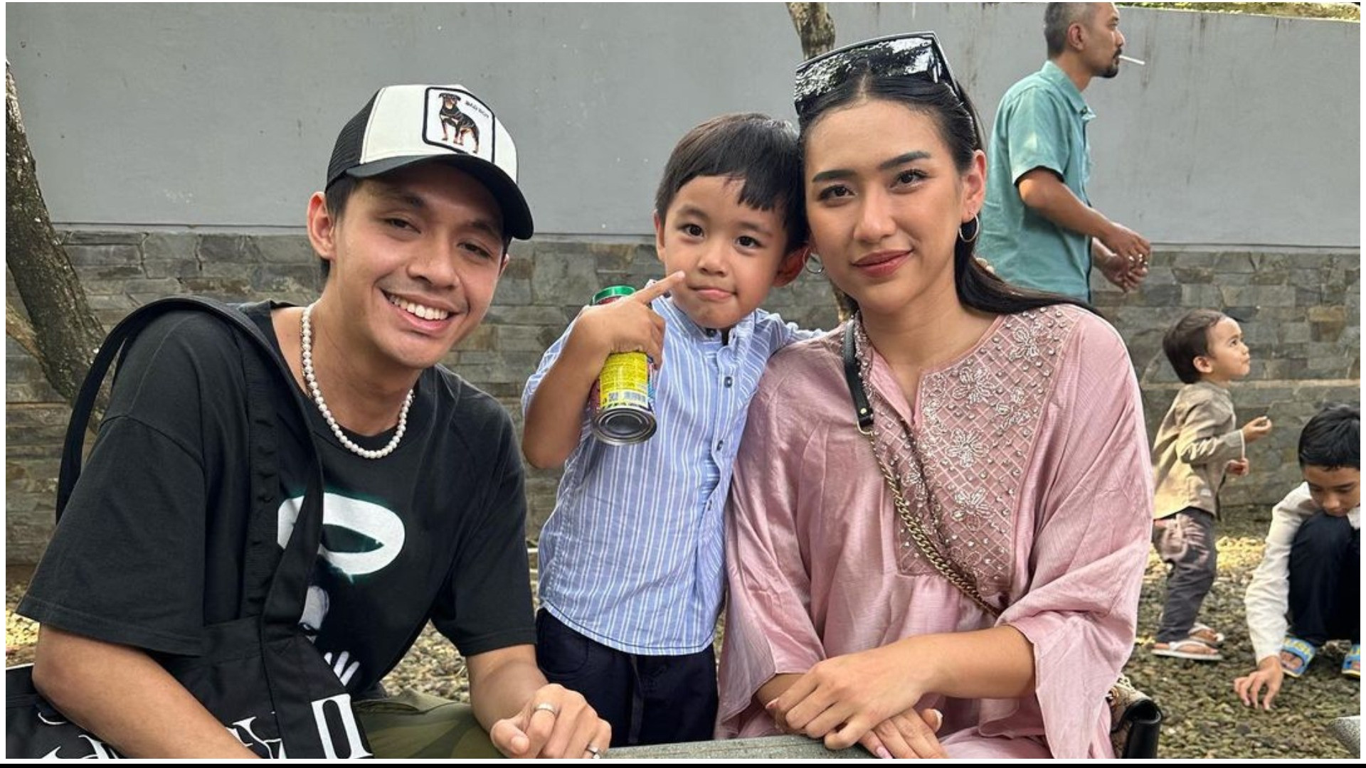 Yolla Yuliana bersama Putranya dan Kaesar Akbar saat Hari Raya Idul Fitri