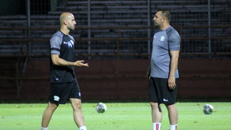 Pemain Timnas Palestina, Mohammed Rashid (kiri) di Stadion Gelora Bung Tomo, Surabaya.