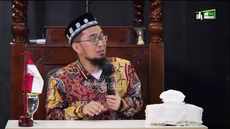 Potret Ustaz Adi Hidayat ketika sedang melakukan ceramah