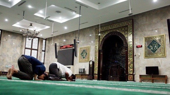 Baca Surat Qulhu Al Ikhlas Setiap Salat, Memangnya Boleh? Ustaz Adi Hidayat Menjawab, Ternyata Dulu di Zaman Rasulullah...
            - galeri foto