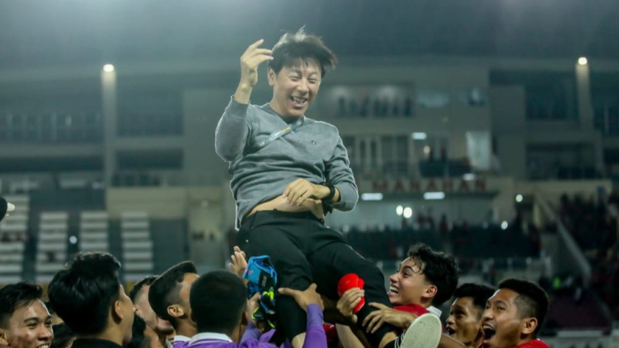 Pelatih Timnas Indonesia Shin Tae-yong dan anak asuhnya saat merayakan kemenangan di Kualfikasi Piala Asia U-23, Selasa (12/9/2023).