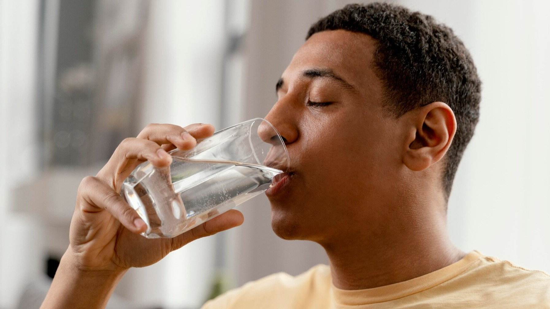 Ilustrasi - minum air putih