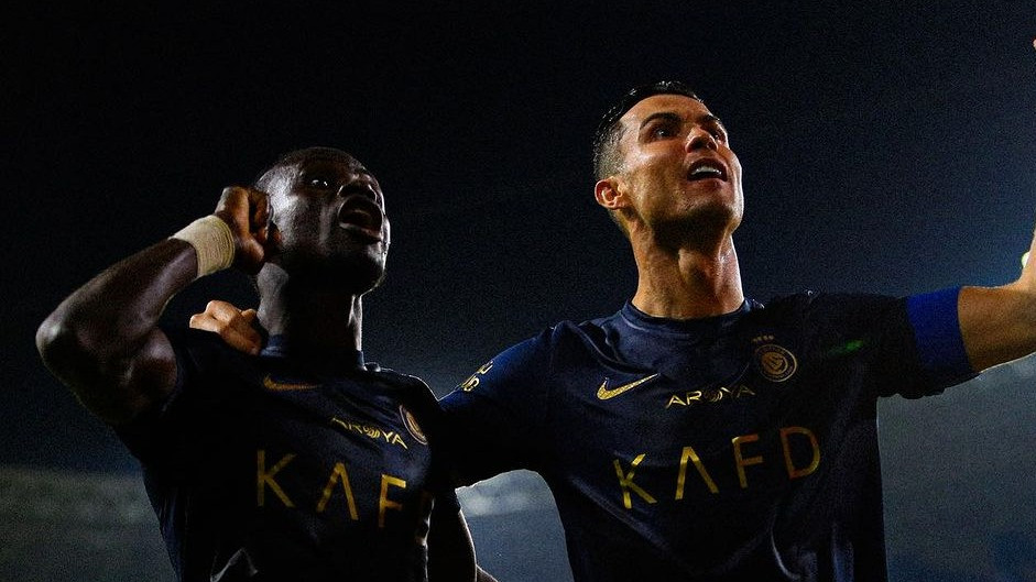 Cristiano Ronaldo bersama Sadio Mane usai membawa kemenangan bagi Al Nassr