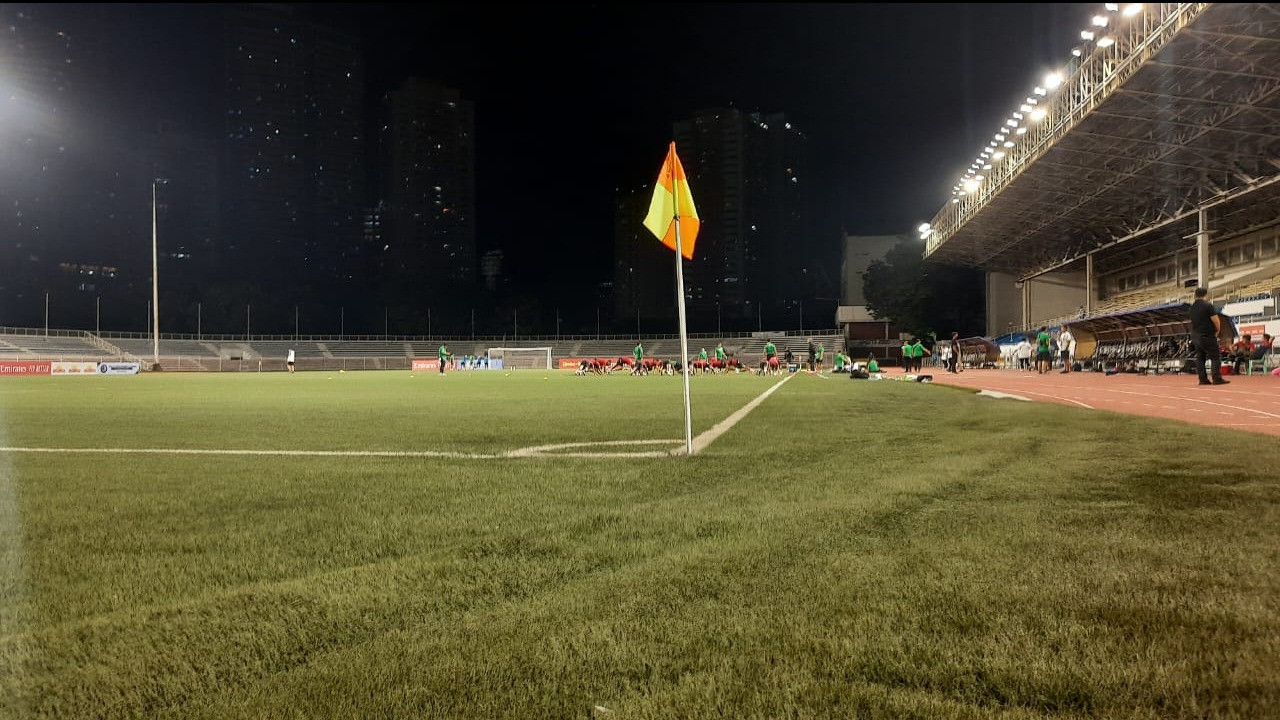 Kondisi lapangan Stadion Rizal Memorial Manila