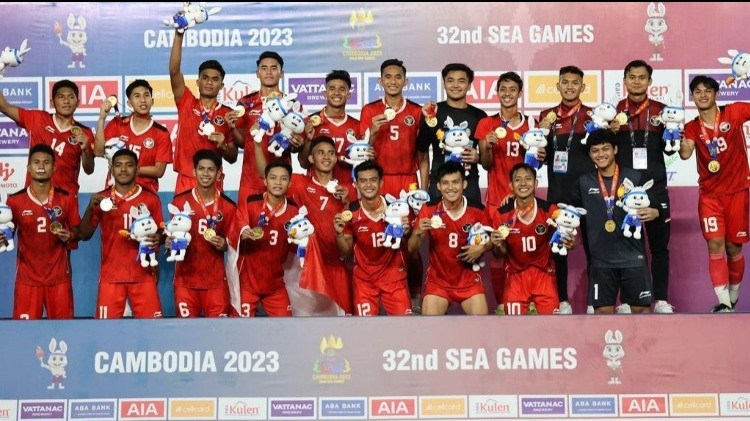 Timnas Indonesia U-22 saat berhasil meraih medali emas SEA Games 2023 di Kamboja.