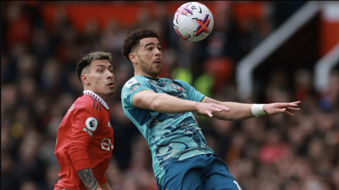Bek Manchester United, Lisandro Martinez (kiri).