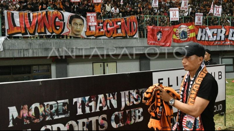 Legenda Persija Ungkap Penyesalan Terbesar tentang Persib Bandung: Dalam Seumur Hidup Saya...
            - galeri foto