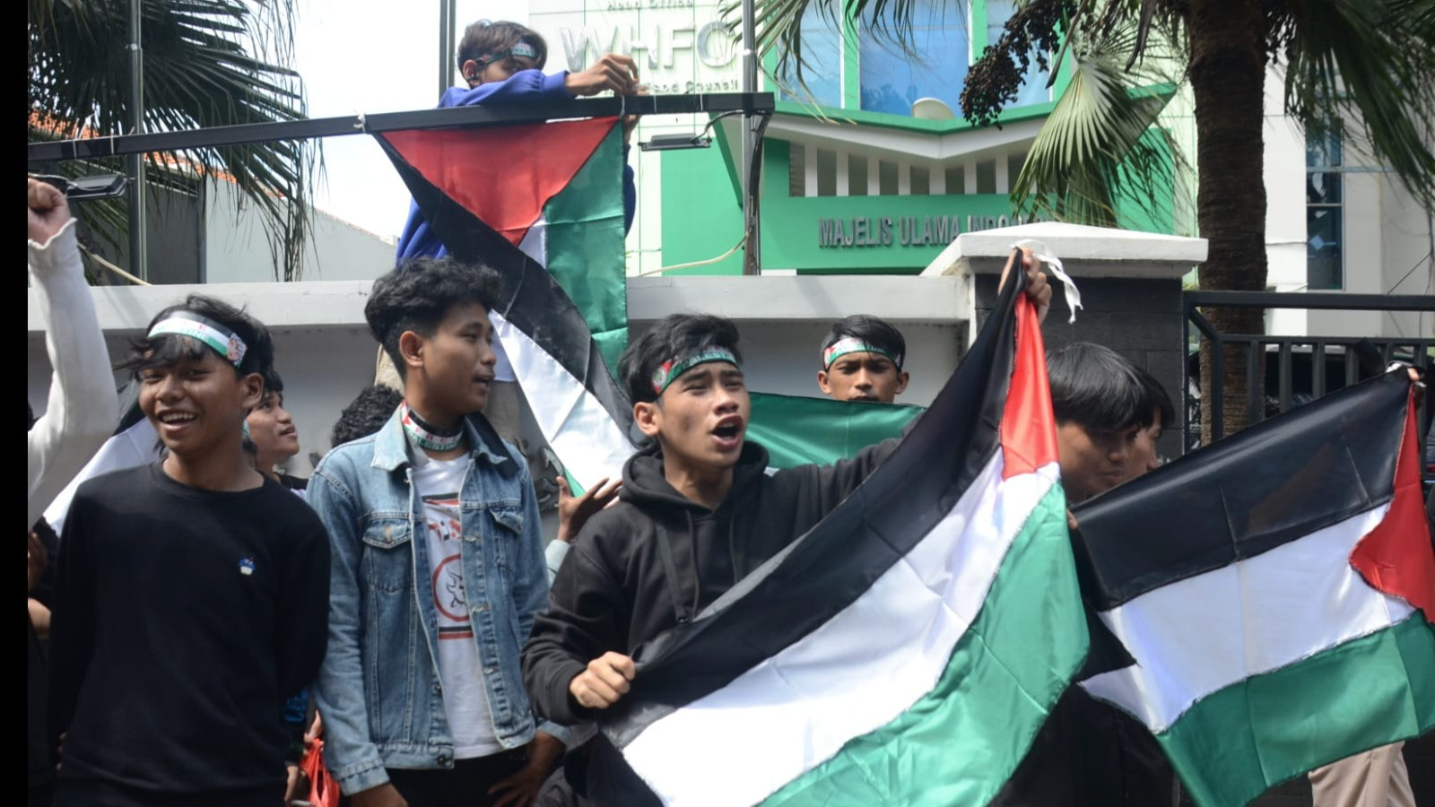 Aksi demo mendesak penegakkan Fatwa MUI soal boikot produk Israel di Gedung MUI, Jakarta Pusat pada Rabu (7/2/2024)