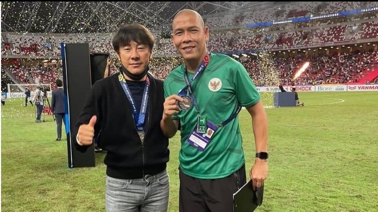 Pelatih Timnas Indonesia, Shin Tae-Yong dan Nova Arianto.