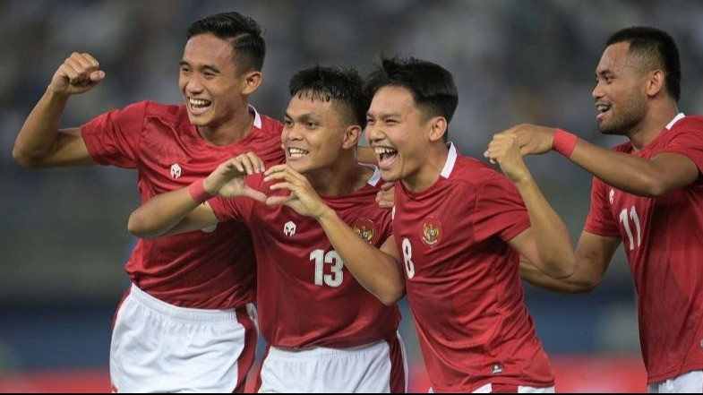Pesepak bola Timnas Indonesia Rachmat Irianto (kedua kiri) berselebrasi dengan rekan-rekannya usai membobol gawang Lawan