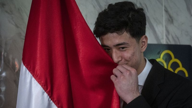 Pesepak bola Cyrus Margono mencium bendera merah putih usai pembacaan sumpah menjadi Warga Negara Indonesia (WNI) di Kantor Kanwil Kemenkumham DKI Jakarta, Cawang, Jakarta, Kamis (21/3/2024).