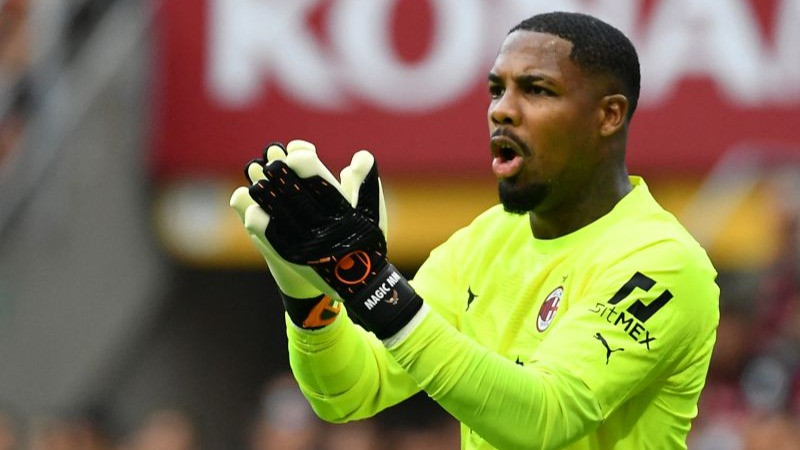 Kiper AC Milan asal Prancis Mike Maignan.