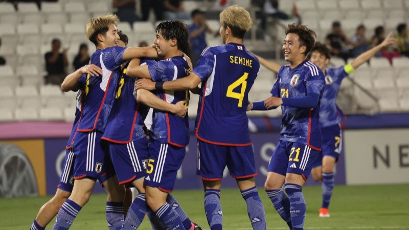 Para pemain timnas Jepang merayakan golnya pada pertandingan melawan Uni Emirat Arab dalam Grup B Piala Asia U23 2024 di Stadion Jassim Bin Hamad, Doha, Qatar, pada 19 April 2024