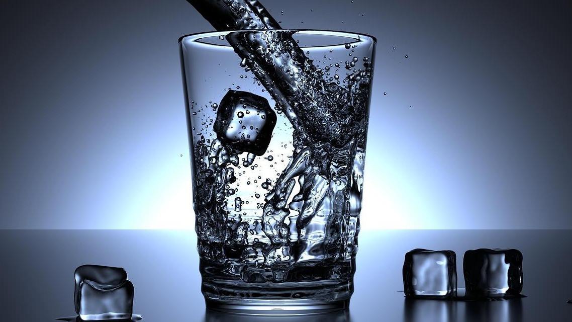 Minum air putih.