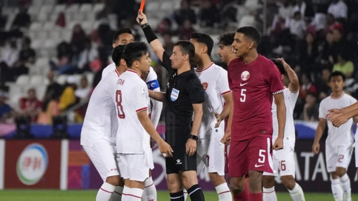 Pemain Timnas Indonesia dan Wasit Nasrullo Kabirov di Piala Asia U-23 2024