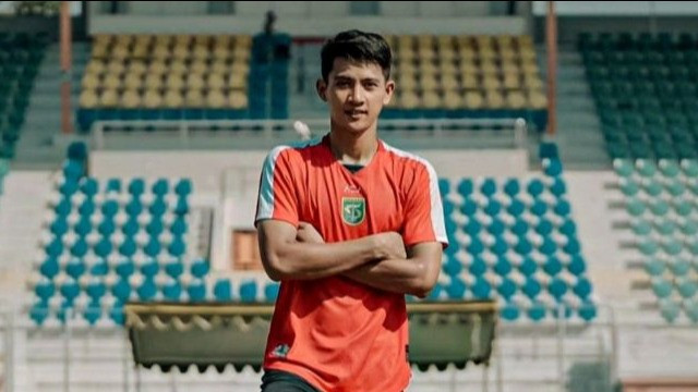 Pemain Persebaya Surabaya Malik Risaldi berpose di dalam lapangan Stadion Gelora 10 November Surabaya, Selasa (25/6/2024).