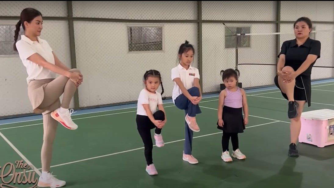 Sarwendah dan anak-anaknya pemanasan sebelum latihan bulu tangkis bersama Wendy Lo