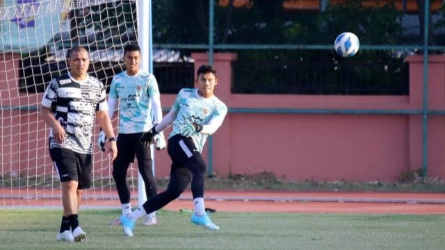 Kiper Timnas Indonesia U-19 Ikram Algiffari (kanan) menendang bola saat latihan tim di Lapangan THOR Surabaya, Senin (22/7/2024).