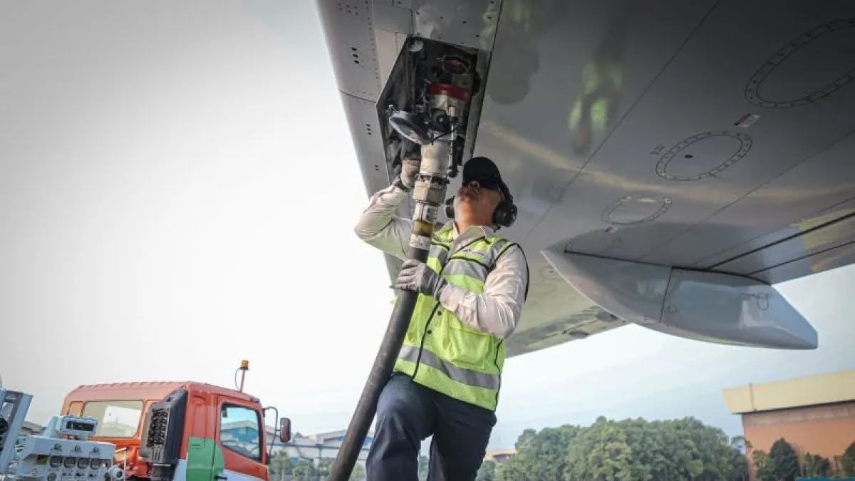 Pengisian bahan bakar avtur ke pesawat