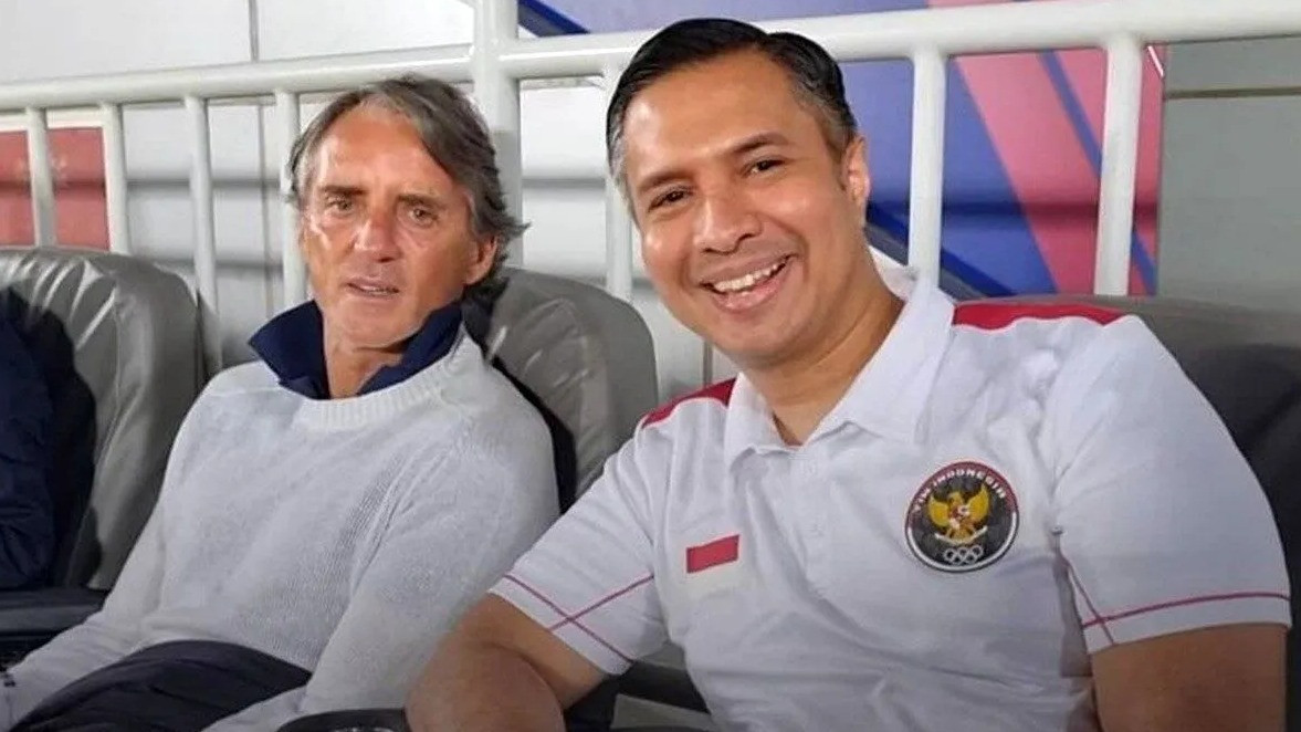 Staf Ahli Bidang Diaspora dan Kepemudaan Kemenpora RI Hamda Hamedan (kanan) bersama pelatih ternama Italia Roberto Mancini