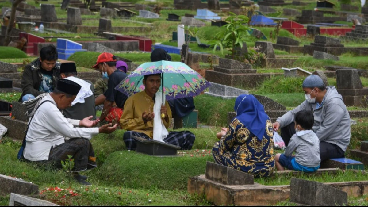 Ilustrasi keluarga membaca Surat Yasin terhadap orang meninggal dunia saat takziah di kuburan