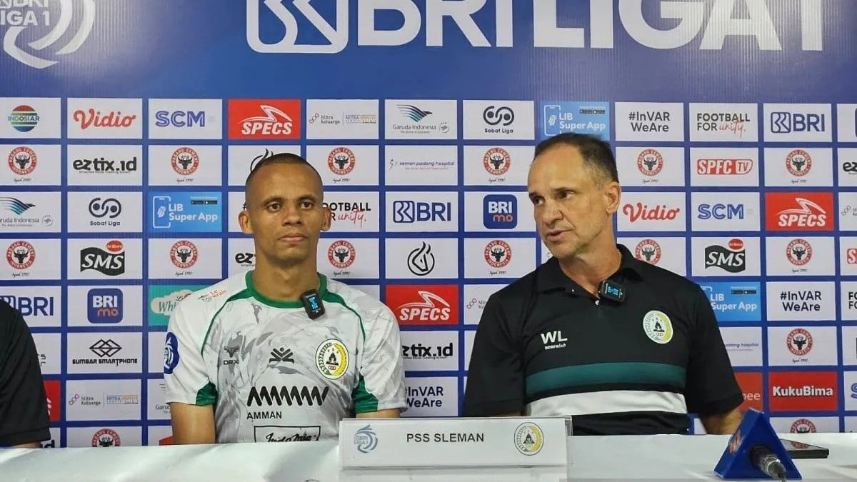 Pemain SSS Sleman Cleberson (kiri) dan pelatih PSS Sleman Wagner Lopes