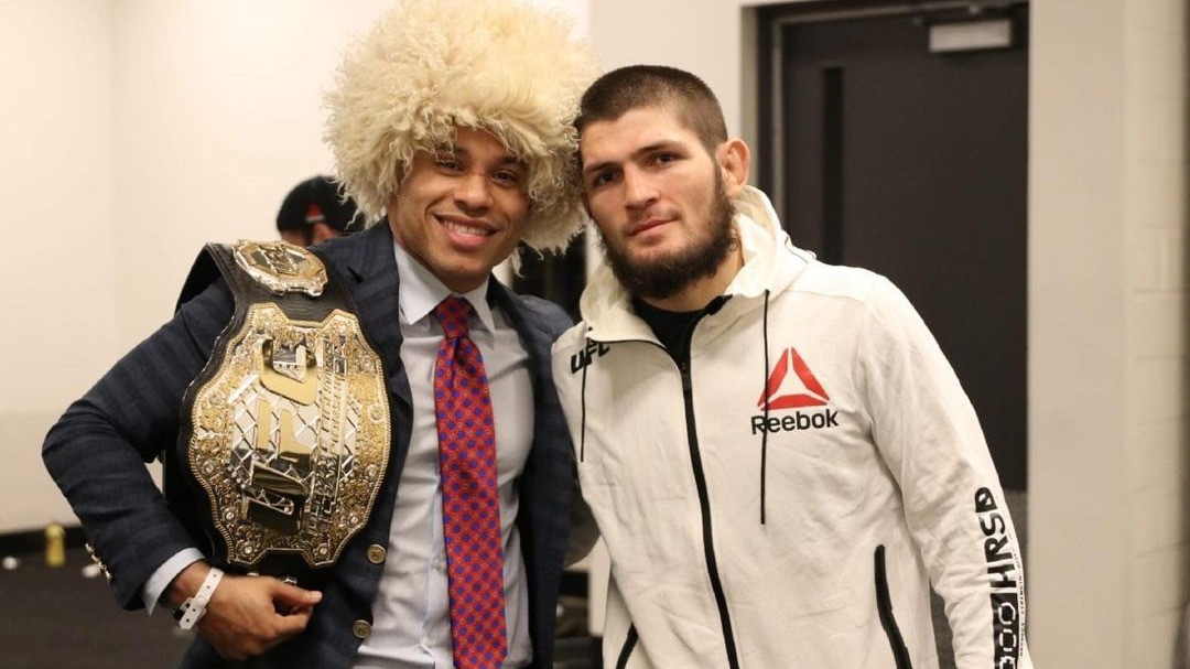 Ali Abdelaziz (kiri) bersama mantan raja UFC Khabib Nurmagomedov (kanan)