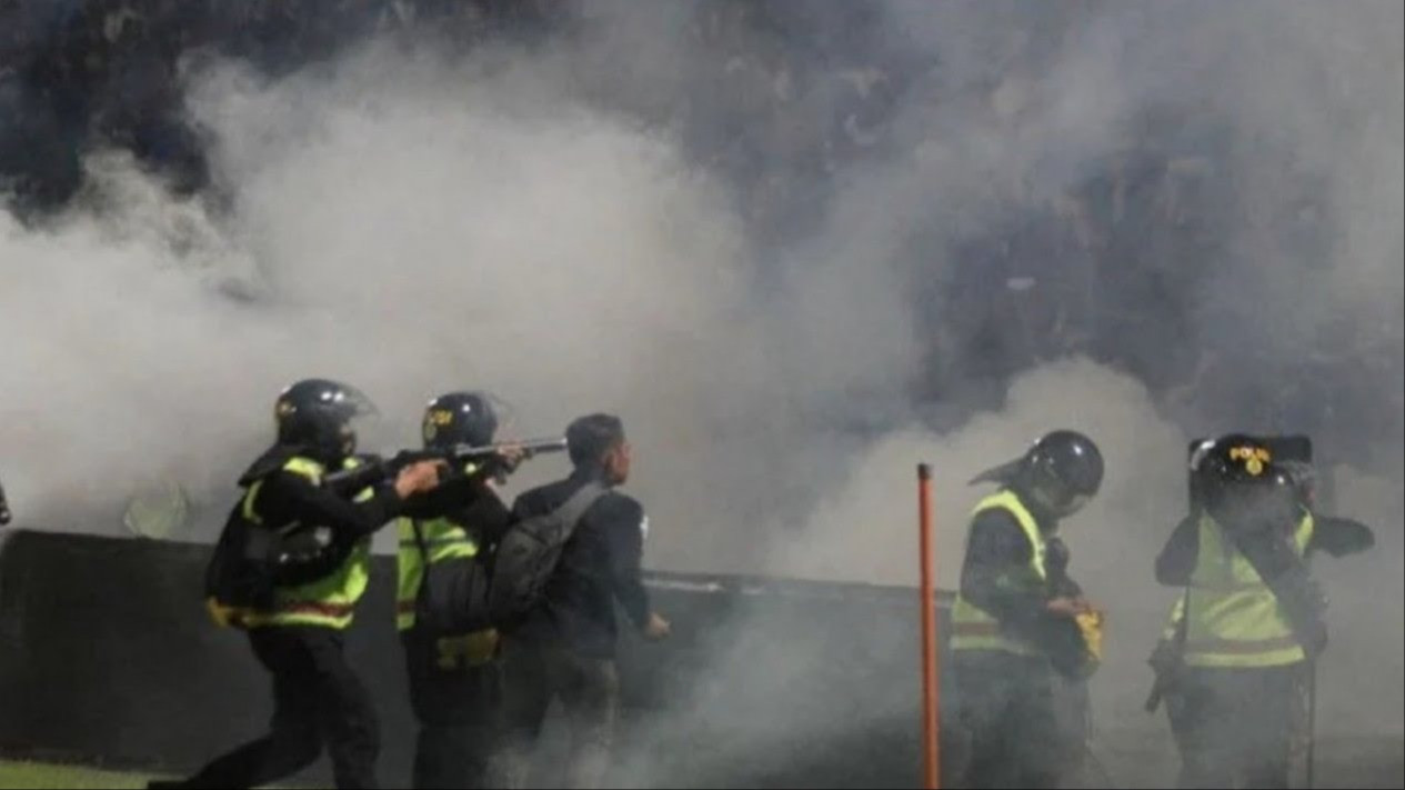 Polisi menembakan gas air mata saat peristiwa Stadion Kanjuruhan