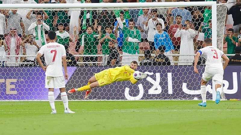 Kiper Timnas Indonesia Maarten Paes gagalkan penalti Arab Saudi