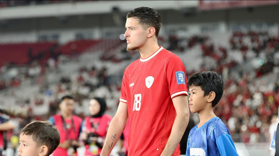 Pemain Timnas Indonesia, Justin Hubner Memasuki Lapangan Jelang Pertandingan