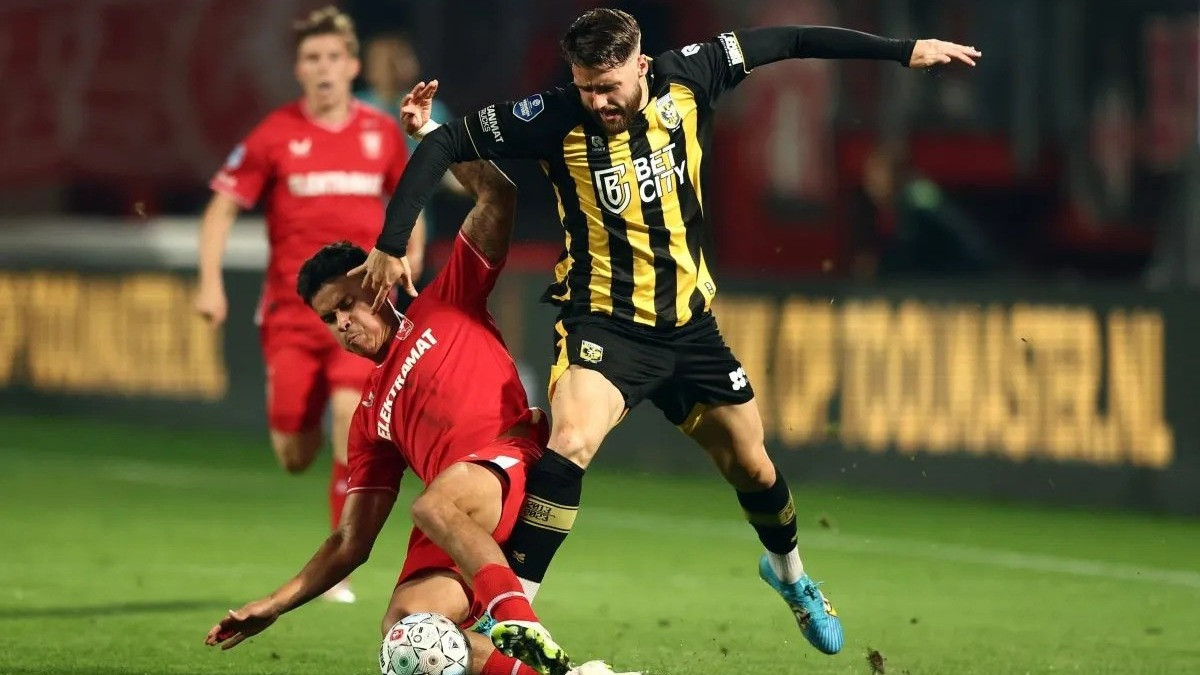 Calon Timnas Indonesia, Mees Hilgers dari FC Twente (Kiri) berebut bola dengan Said Hamulic dari Vitesse