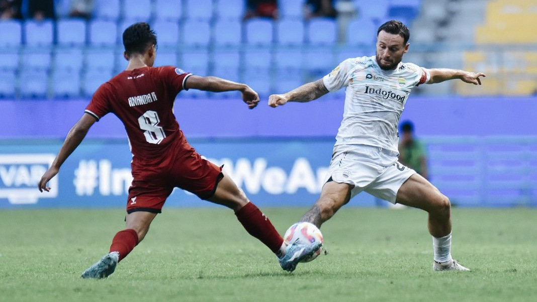 Persib Bandung bermain menghadapi PSM Makassar