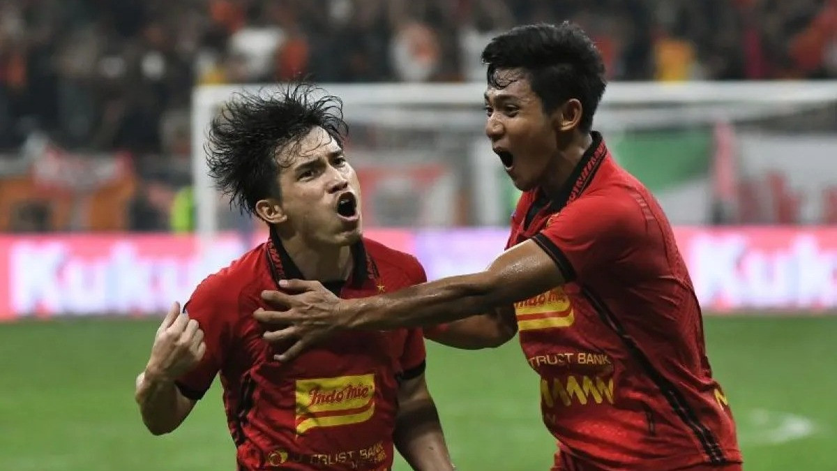 Pesepak bola Persija Jakarta Ryo Matsumura (kiri) melakukan selebrasi bersama rekannya Firza Andika