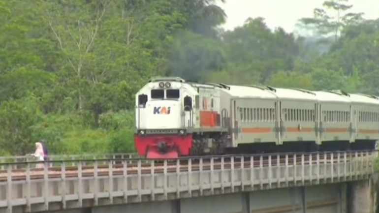 Kereta Api berjalan di atas jembatan