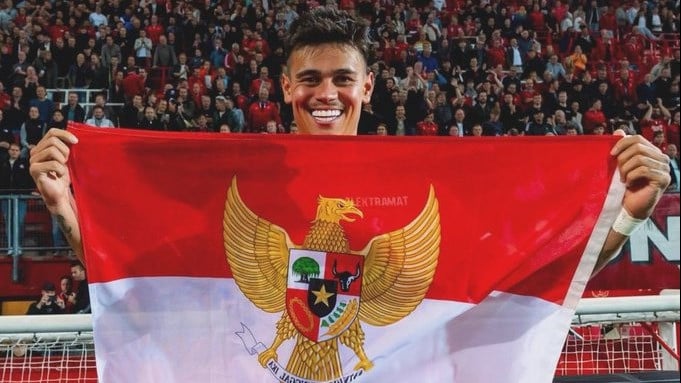 Mees Hilgers dengan Bangga Kibarkan Bendera Indonesia Usai Bawa FC Twente Sakiti Mantan Klub Thom Haye