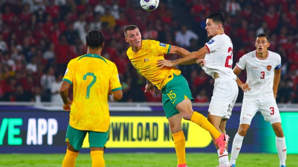 Pemain Timnas Indonesia, Justin Hubner saat berhadapan dengan para pemain Timnas Australia.