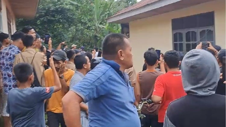 Penggerebekan tersangka IS alias Indra Septiarman pembunuh gadis penjual gorengan di Padang Pariaman