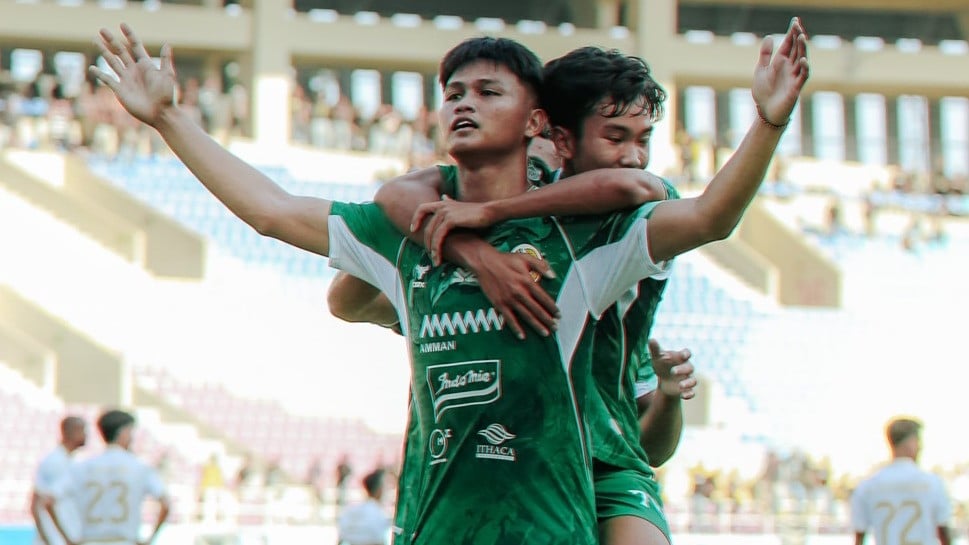 Striker Timnas Indonesia Hokky Caraka merayakan golnya ke gawang Arema FC