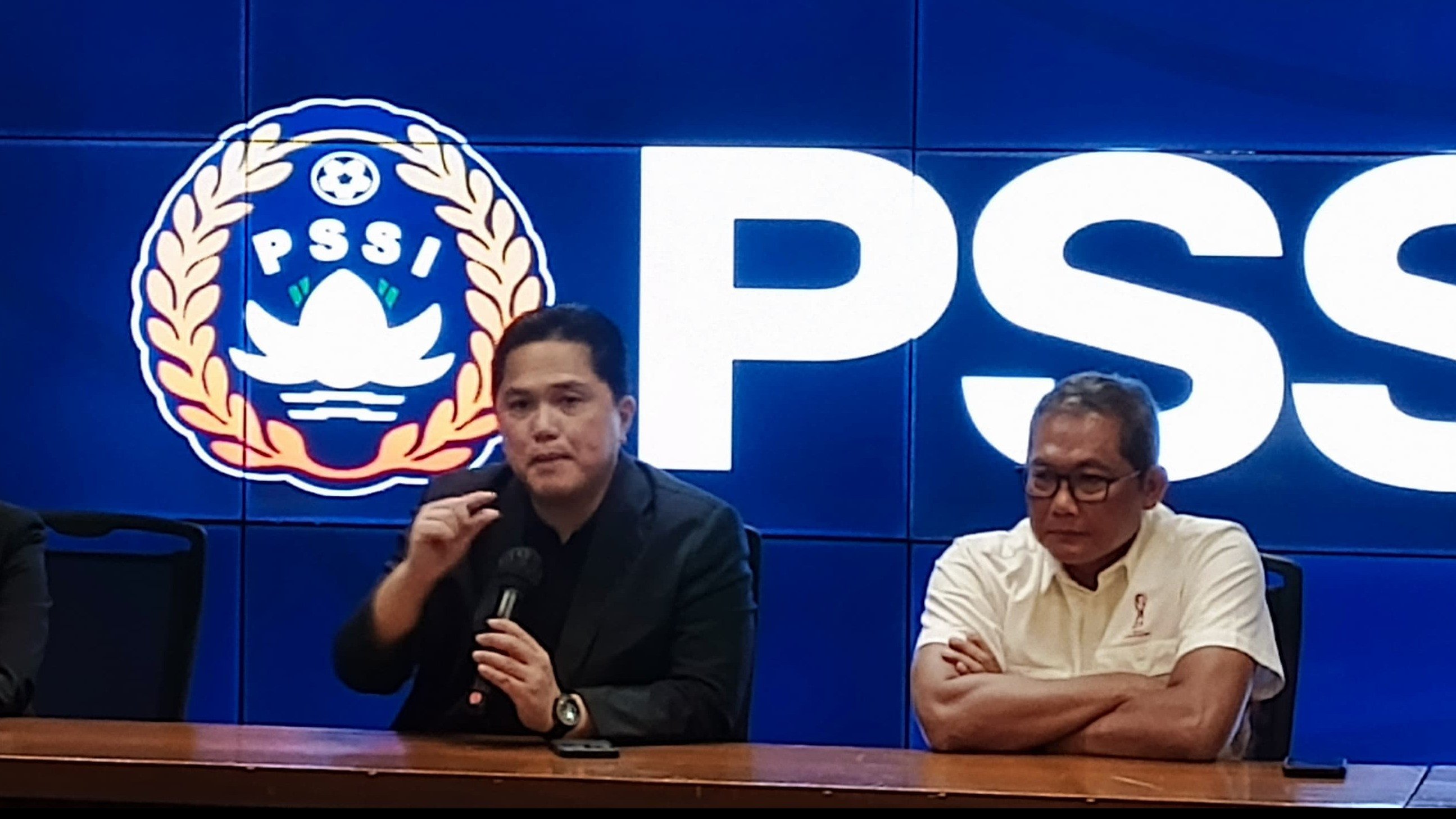 Ketua Umum PSSI, Erick Thohir (Kiri)