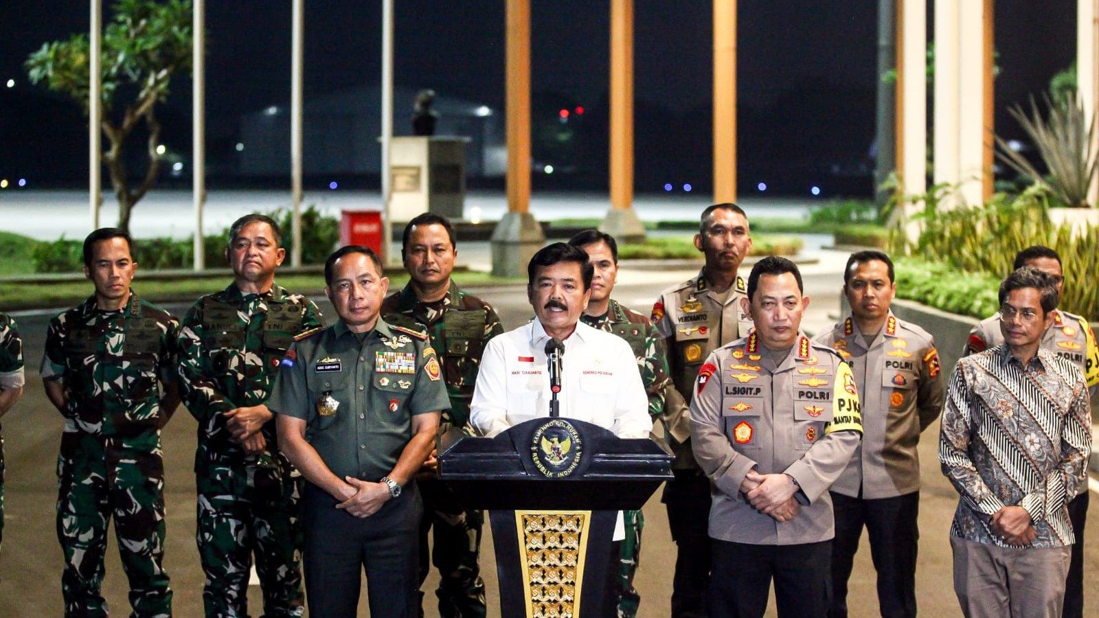 Konferensi pers pembebasan Philip Mehrtens oleh Menko Polhukam Hadi Tjahjanto, Panglima TNI Jenderal Agus Subiyanto, dan Kapolri Jenderal Listyo Sigit Prabowo