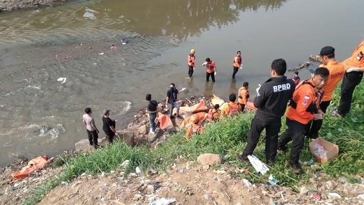 Penemuan 7 mayat mengambang di kali belakang PGP Jatiasih