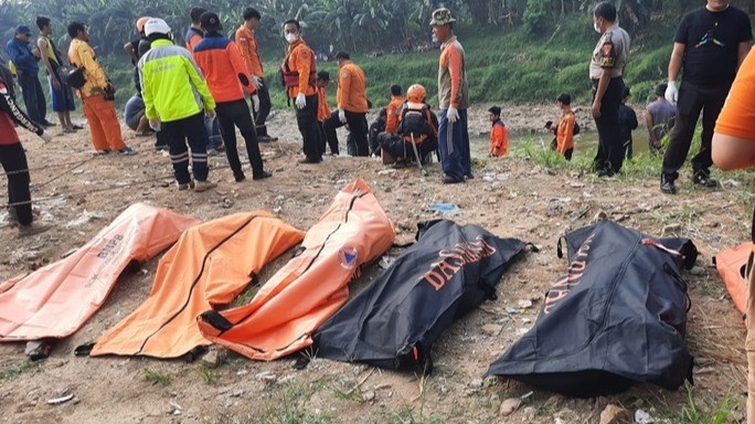 Penemuan 7 mayat mengambang di kali belakang PGP Jatiasih