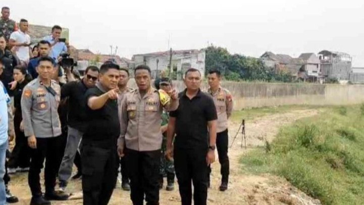 Polisi menyisir tempat kejadian perkara penemuan tujuh jasad remaja pria di Kali Bekasi, Kota Bekasi, Jawa Barat, Minggu (22/9/2024)